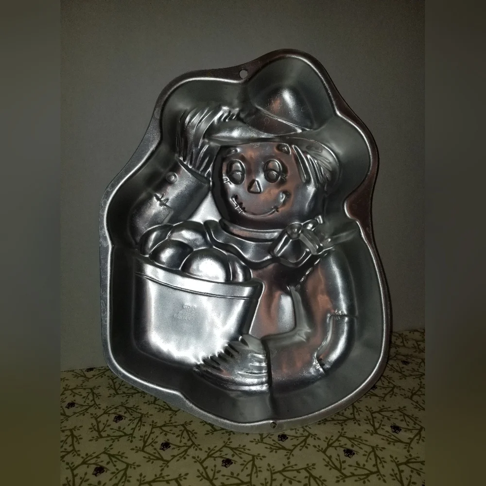 Vintage 1998 Wilton Scarecrow Cake Pan model 2105-2001